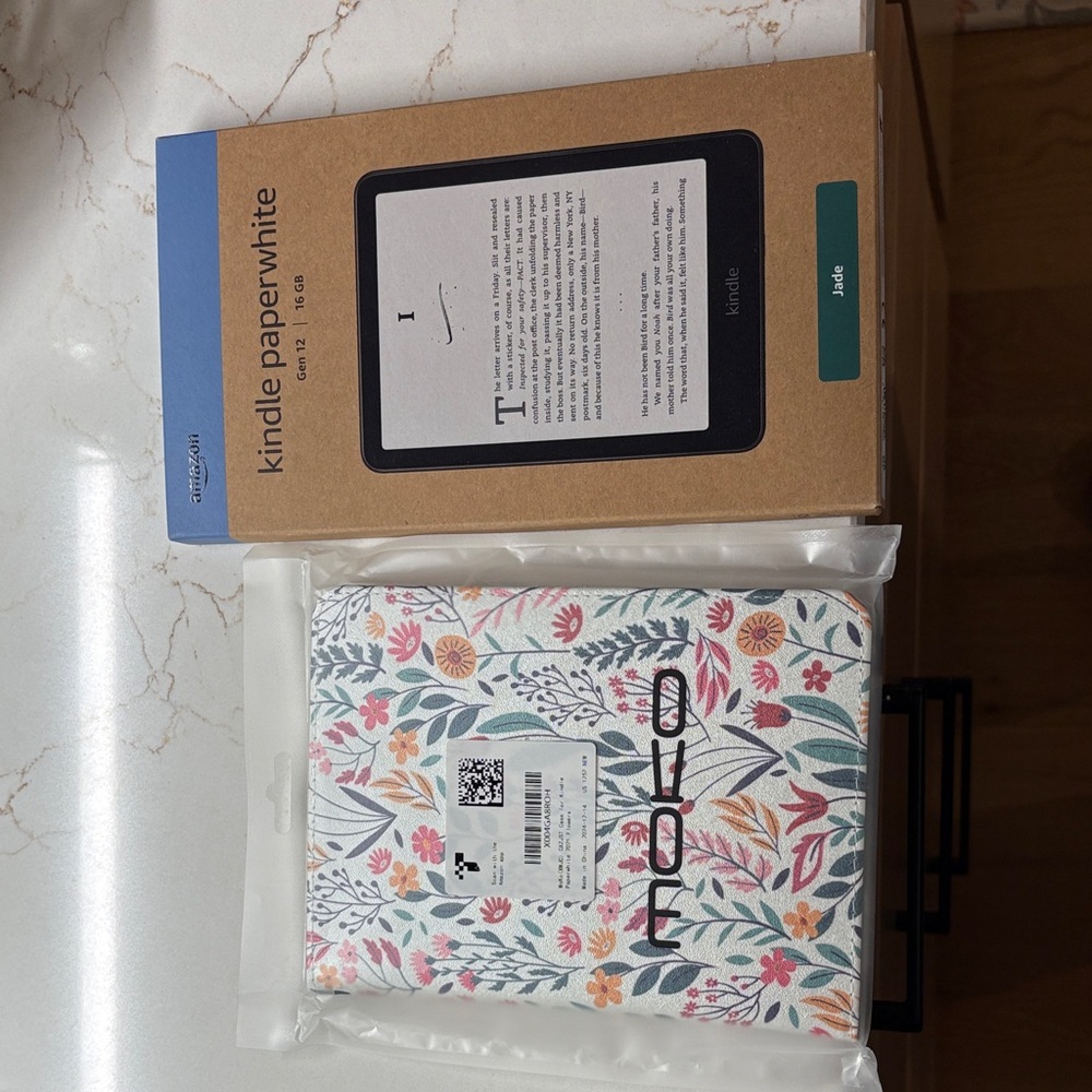 NWT Kindle Paperwhite Gen12 16GB with cover
